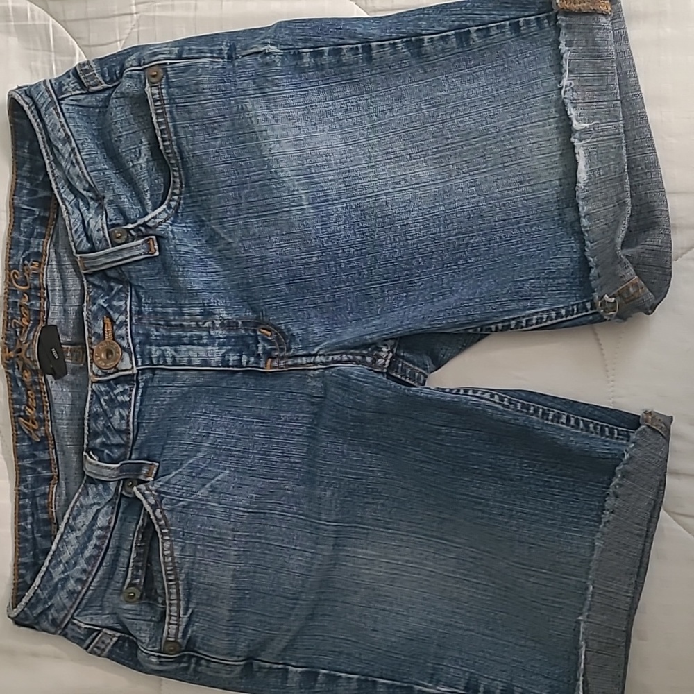 Arizona jean Co. Denim distressed shorts. (XX)